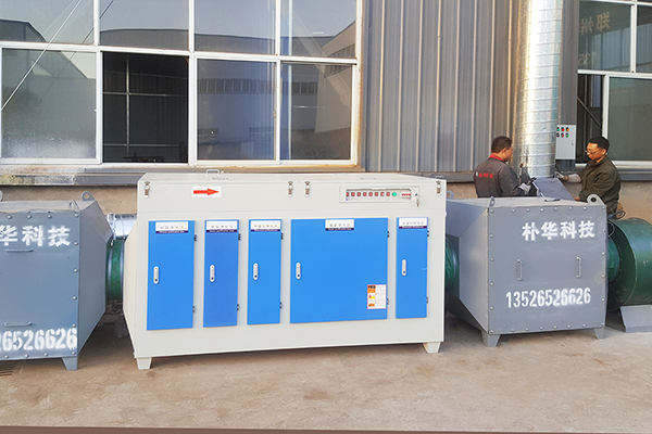 樸華科技催化燃燒設備工人安裝現場