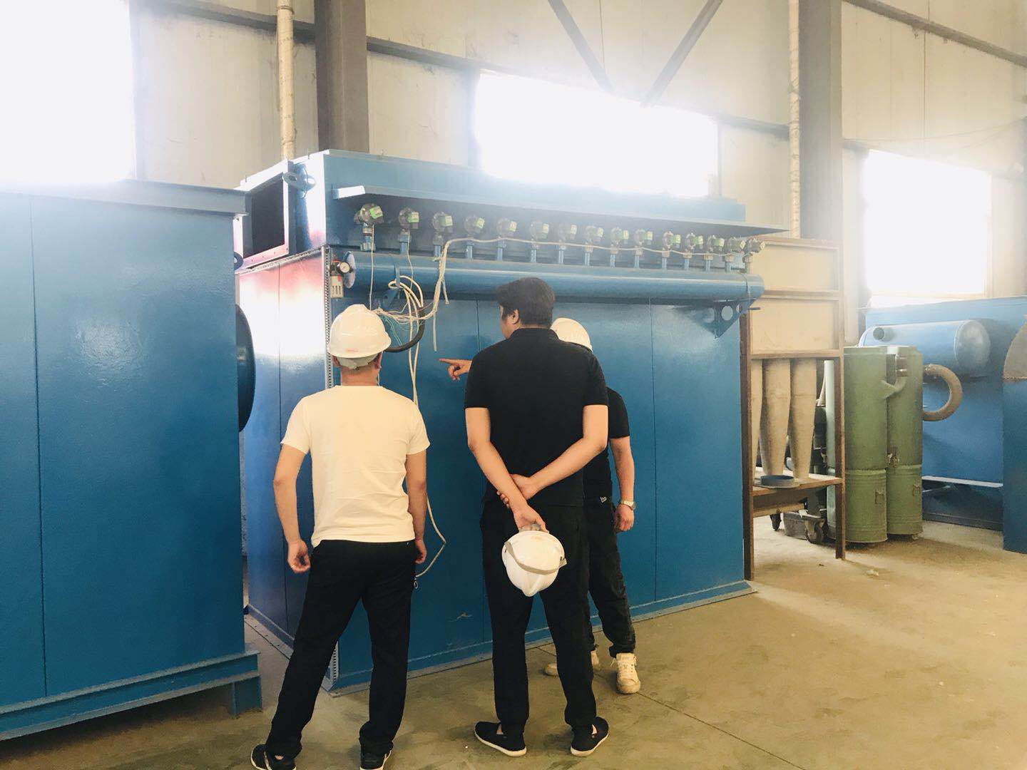 樸華科技客戶現(xiàn)場參觀袋式除塵器